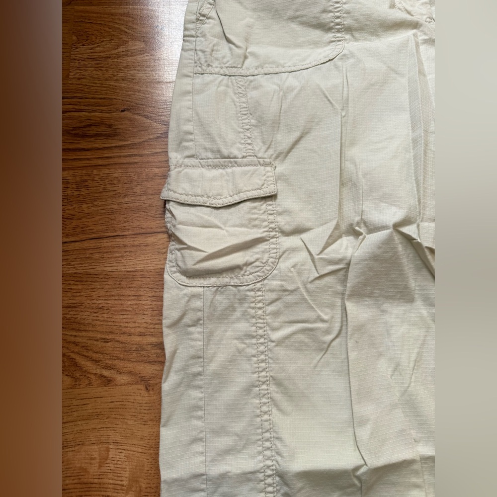 Liz Claiborne Women's Cream Cargo Capris - Picture 3 of 5